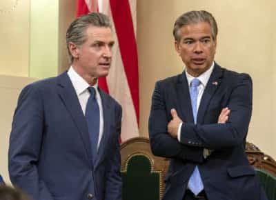 העימות מתעצם: קליפורניה נגד וושינגטון במאבק על הפיקוח בבחירות