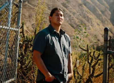 זוכה ה־2 מיליארד דולר בלוטו משקיע בעיר הולדתו השרופה: אני רוצה לבנות הכול מחדש 