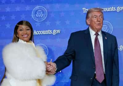 טראמפ לא התאפק מול ניקי מינאז’: "שאלתי אותה אם זה אמיתי"