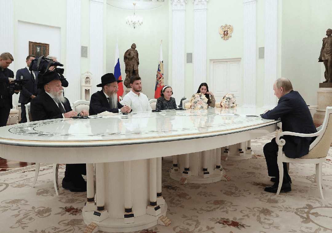 פוטין נפגש עם שורד השבי סשה טרופנוב: "תודה לחמאס על מעשה הומניטרי זה"