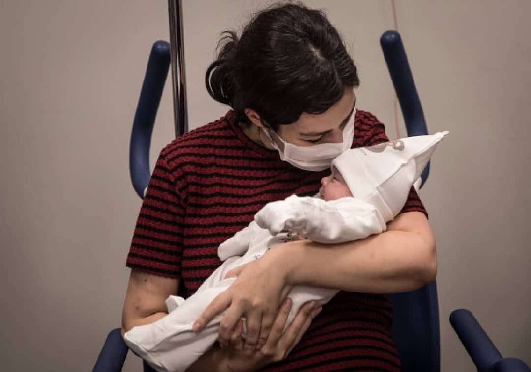 "ה-CDC נתן הנחיה שגויה ומסוכנת": מחקר שבדי חשף - "אין צורך להפריד בין אמהות חולות קורונה ובין התינוקות שלהן"