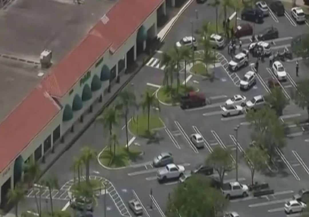 אירוע ירי בפלורידה: חמוש נכנס ל-Publix ירה בפעוט, באישה, והתאבד