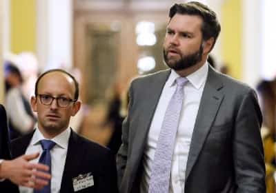 סגן הנשיא ואנס נמנע מלגנות את האנטישמיות בימין. זהות ראש הסגל היהודי שלו מסבירה הרבה