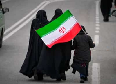 בין דחייה להיסוס: איראן עדיין לא אמרה "לא" סופי לתוכנית הפסקת האש — והעולם עוצר את נשימתו