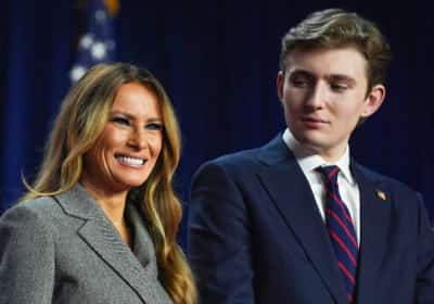 תקרית לא נעימה במאר-א-לאגו: שתי דוגמניות צילמו מהצד את בארון - והרגיזו מאוד את מלניה