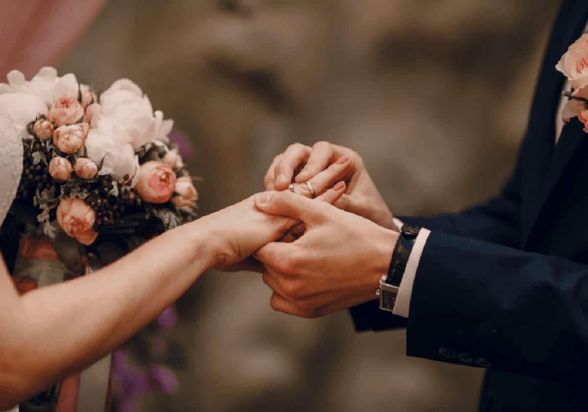 חתונה מעבר לים: הדילמות, הפתרונות והרגש המורכב באירוע רחוק מהמשפחה בישראל