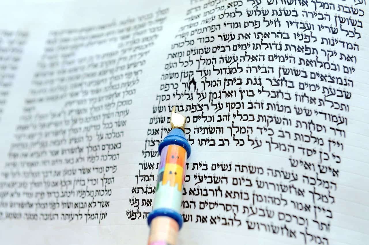 טור מיוחד לפורים- כיצד הפכה מגילת אסתר שנכתבה בגלות לאחד מספרי הקודש ביהדות?