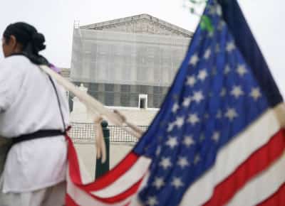 הקרב החוקתי המכריע: טראמפ מבקש מבית המשפט העליון לבטל את עקרון אזרחות הלידה