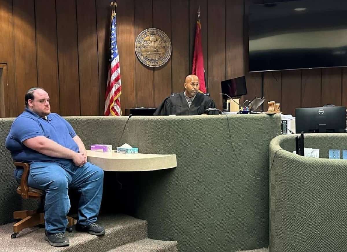 תושב טקסס שירה לעבר בית הספר היהודי שלו בעבר – נשלח לשיקום, לא לכלא