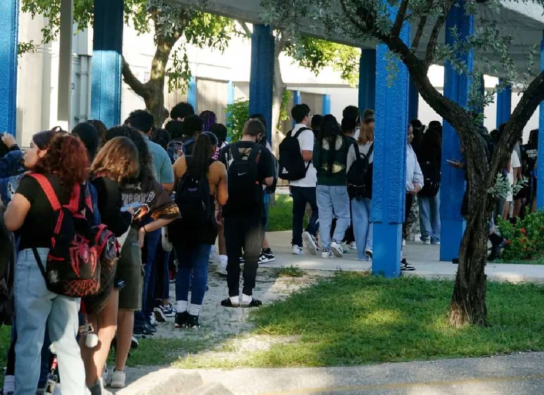 גלאי מתכות בכניסה לבית הספר גרם לתורים ארוכים