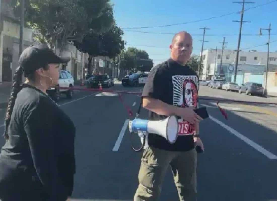 המאבק נגד גירוש המהגרים: אקטיביסטים משבשים מבצעי ICE ברחבי לוס אנג'לס