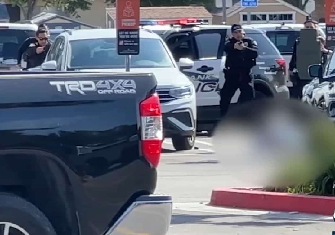 חמוש נורה למוות מחוץ לסניף 'הום דיפו' בוואלי לוס אנג'לס