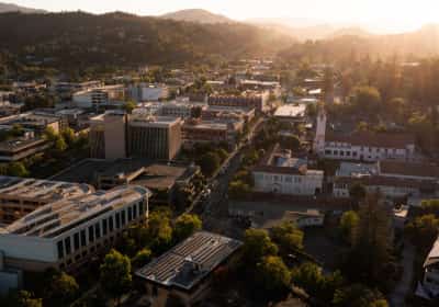 תוכנית שקודמה בחשאי מטלטלת עיר שלווה באזור המפרץ: מתחם מגורים לחסרי בית מול בתים פרטיים