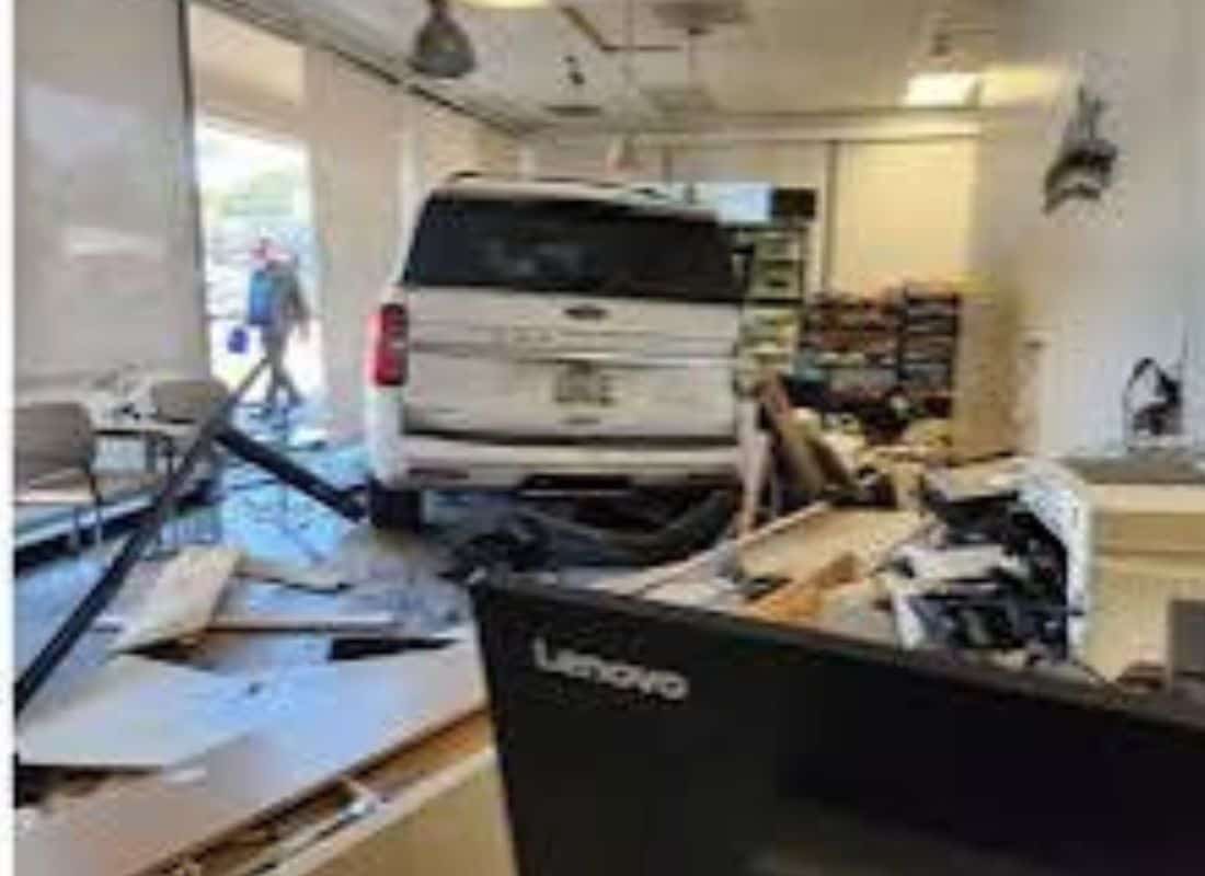 טרגדיה בבית החולים לחיות בלוס אנג'לס: רכב שטח התרסק לתוך מרפאה וטרינרית בוואלי