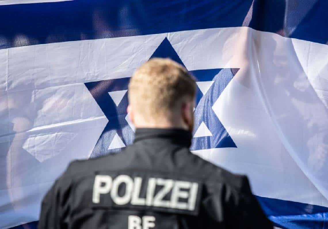 אנטישמיות קשה באירופה: דגלי ישראל שרופים בכל רחבי גרמניה,  קריאות "אללה אכבר" בפיאצה של מילאנו