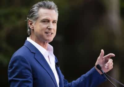 המושל אישר שיעור חובה בניהול פיננסי בבתי הספר, מיליארדר מקליפורניה עוקץ: "קח את השיעור בעצמך"