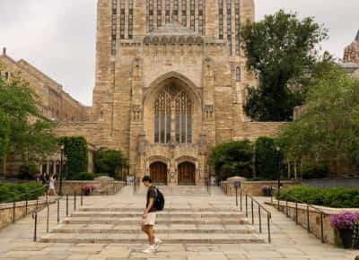 המהפכה באוניברסיטאות העילית: ייל מצטרפת להרווארד ומבטלת שכר לימוד לרוב הסטודנטים