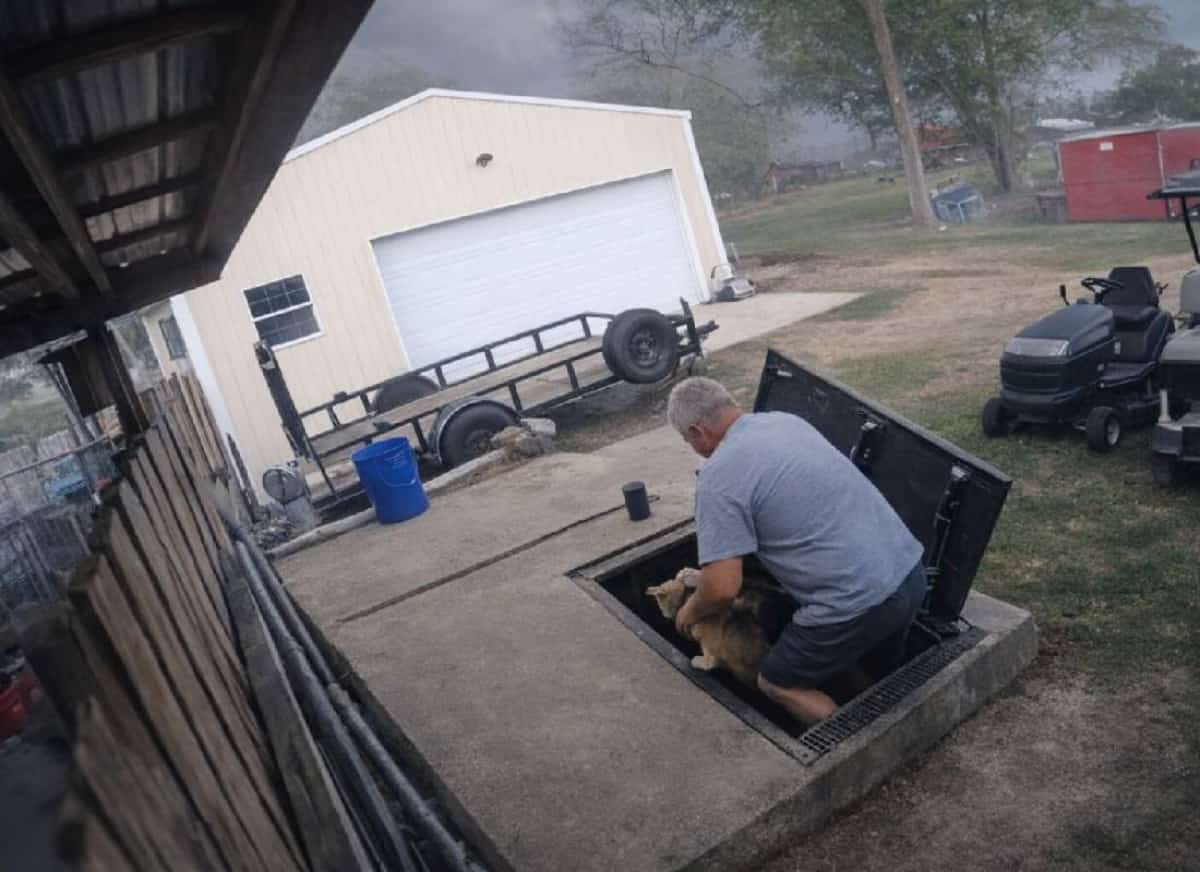 שניות לפני הפגיעה: זוג מאוקלהומה נמלט למקלט רגע לפני סופת הטורנדו