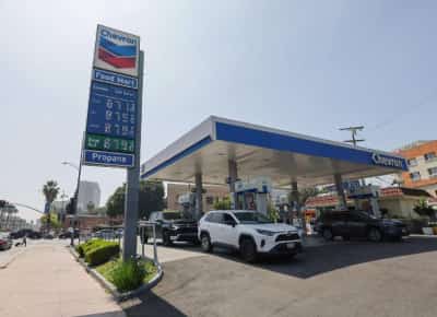 סמל המלחמה: 8.71 דולר לגלון בתחנת הדלק המפורסמת בלוס אנג'לס  