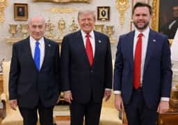 החיוך המתוח והידיים הקפוצות: שפת הגוף של ואנס לצד טראמפ ונתניהו