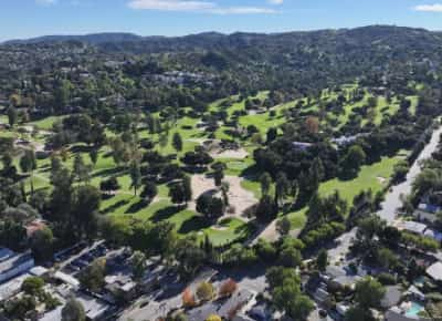 לוס אנג'לס: תושבי ווודלנד הילס נלחמים בתוכנית ל-398 דירות חדשות בלב אזור שריפות