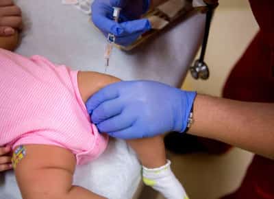 טלטלה במדיניות הבריאות בארצות הברית: ממשל טראמפ שוקל צמצום דרמטי בהמלצות לחיסוני ילדים