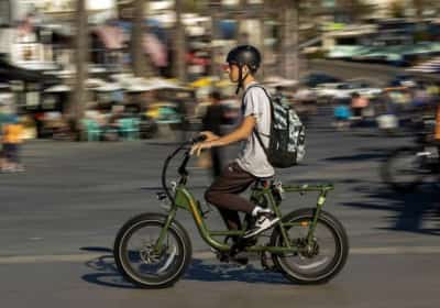 ההורים קונים אופניים - הילדים מקבלים אופנוע: האזהרה בקליפורניה
