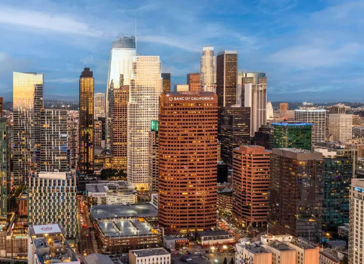 בנק קליפורניה: האור שבוקע מעל השמיים האפורים של מרכז לוס אנג'לס