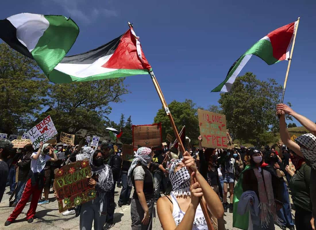 אוניברסיטת UCLA מחרימה ארגון סטודנטים פרו-פלסטיני לאחר מחאה אלימה