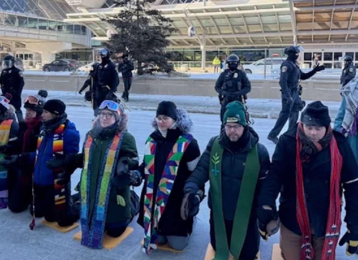 בקור של מינוס 29 מעלות: רבנית אחת נעצרה, עשרות רבנים מחו נגד רשות ההגירה   