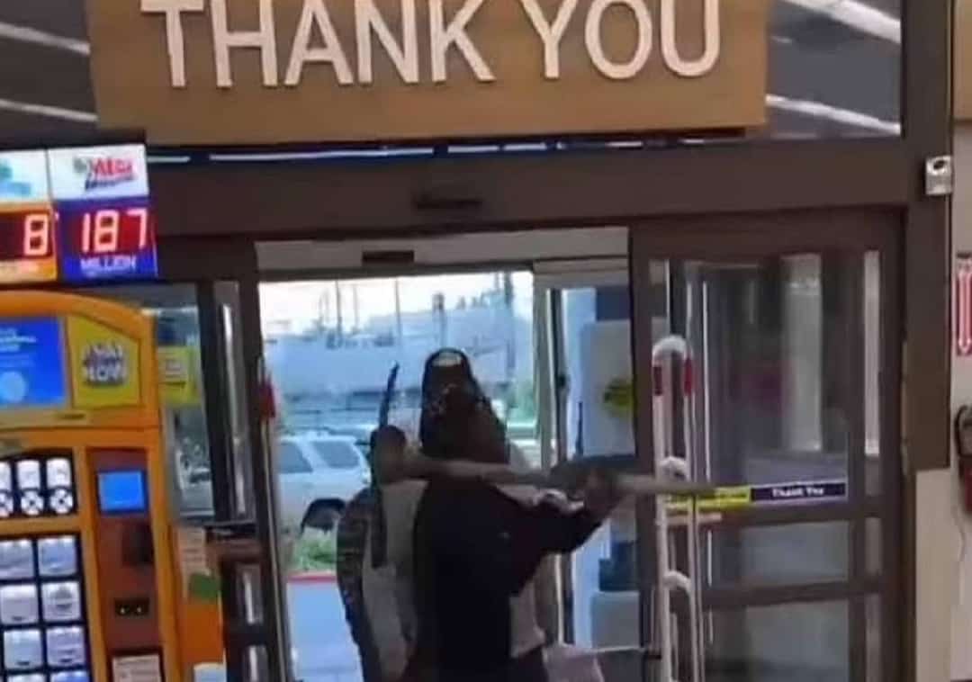לוס אנג'לס או מדינת עולם שלישי? אישה נופפה במעדר שבאמצעותו שדדה לאור יום סניף Rite-Aid