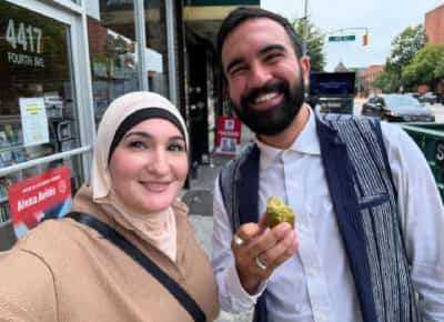 הצללית האנטישמית מאחורי המועמד: כיצד לינדה סרסור עיצבה את עולמו הרעיוני של זוהראן ממדני