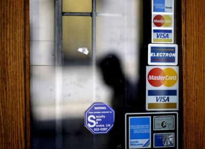 קליפורניה חוסכת — ונכנסת ללחץ: הירידה בהלוואות והעלייה בפיגורים מאותתות על משבר מתקרב