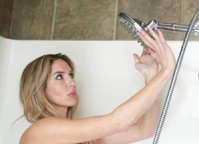 המלחמה על המקלחת: ממשל טראמפ מפרק את רגולציית המים ונכנס לחדר האמבטיה של האמריקאים