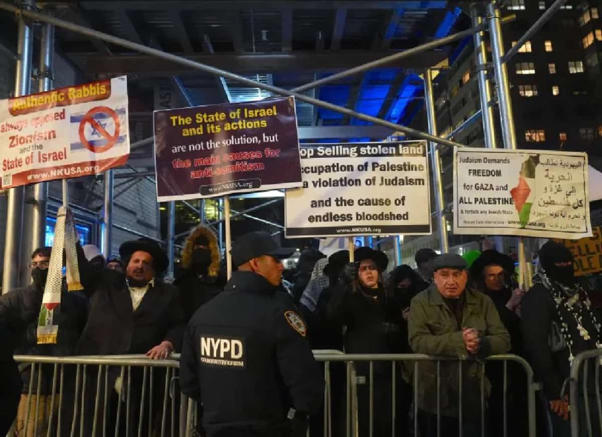 מועצת העיר ניו יורק אישרה "אזור חיץ" סביב בתי כנסת — ומחלוקת חופש הביטוי פרצה בלב הדמוקרטיה האמריקאית