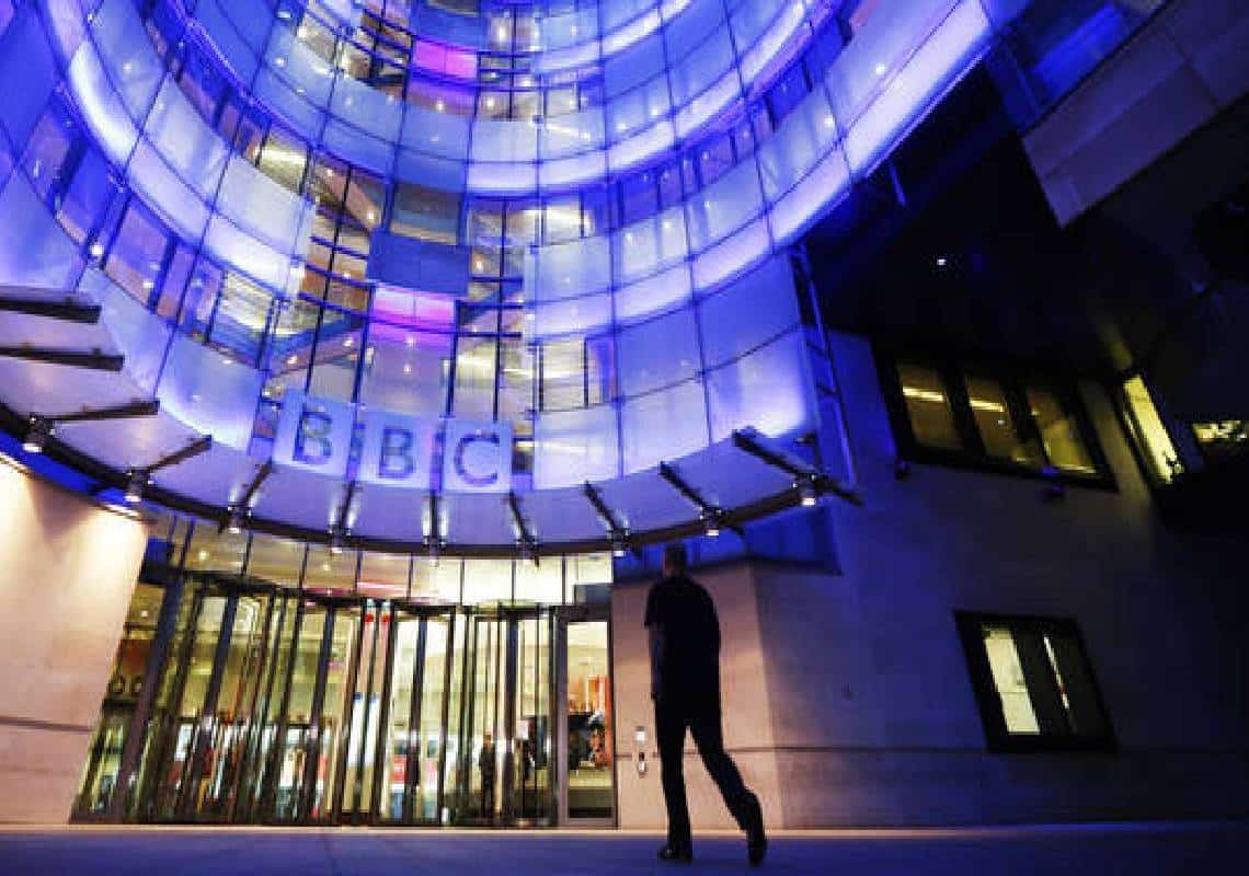 ה-BBC מואשם באנטישמיות קשה: "היהודים הותקפו באוטובוס בקללות נאציות אך הערוץ דיווח שהם אלה אשר תקפו מוסלמים"