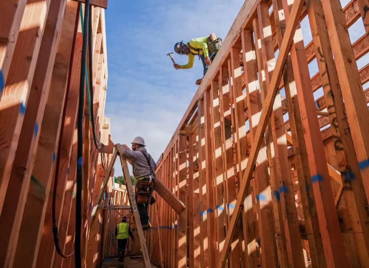 עשרות אלפי דירות מוכנות — ואף אחת לא נבנית: המשבר הנסתר של הדיור בר ההשגה בקליפורניה 