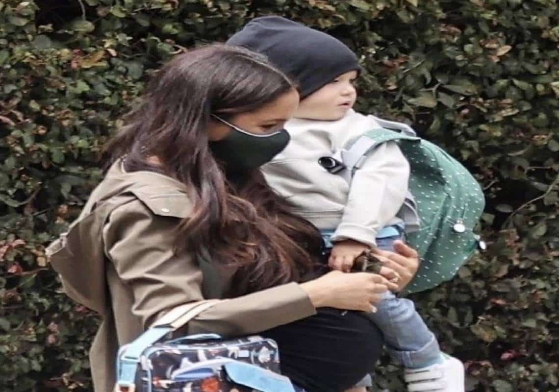 פפראצי ראשון מאז הראיון: מייגן מרקל צולמה עם בנה ארצ׳י ובטן הריונית 
