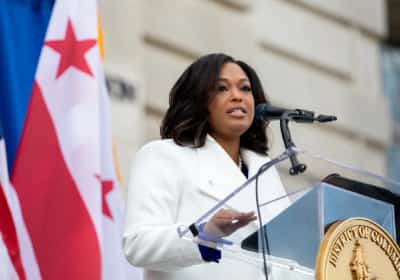 עיר הבירה של ארה"ב תנוהל בידי סוציאליסטית? המתמודדת החדשה שמקווה לשחזר את ניצחונו של ממדאני