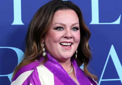 עשרות קילו פחות: מליסה מקארתי מפתיעה את הקהל ב-SNL