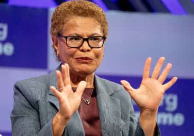 ראש עיריית לוס אנג'לס מובילה במירוץ לכהונה נוספת - אבל נתון אחד מעיב על היתרון