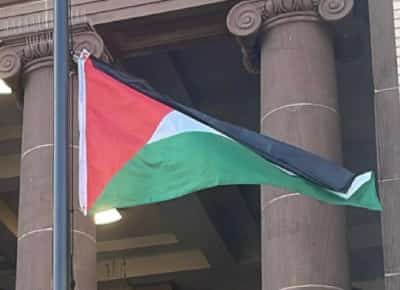 סערה פוליטית בניו ג'רזי: דגל פלסטין הונף בהובוקן ביום השנה לאינתיפאדה הראשונה – והעיר מודה בכשל  בשיקול הדעת