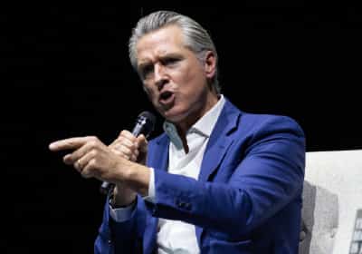 מושל קליפורניה נגד נתניהו והמערכה באיראן: לשקול מחדש את הסיוע לישראל