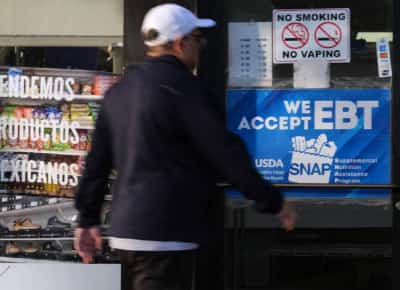 תוכנית המזון על סף קריסה: ממשל טראמפ יממן רק חצי — 42 מיליון אמריקאים עלולים להישאר רעבים
