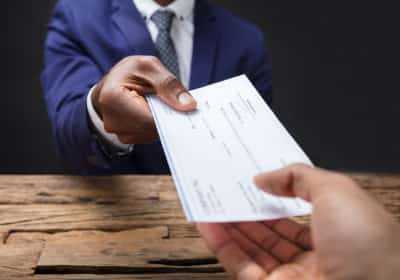 הלחץ הכלכלי גובר ויוקר המחייה חונק: יותר ויותר אמריקאים חיים "ממשכורת למשכורת"