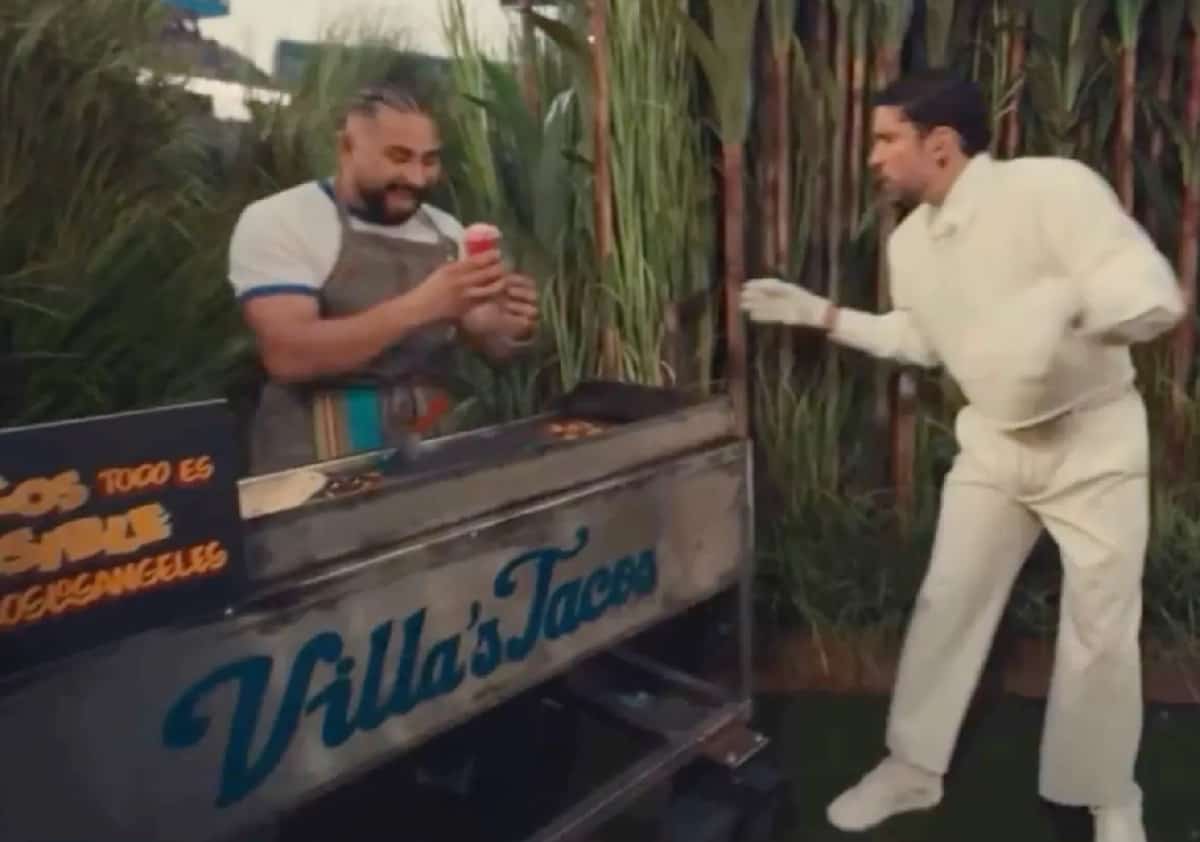 שעות אחרי שהופיע לצד באד באני בסופרבול, הדוכן התמלא במאות מעריצים רעבים. הבעלים חזר מהחזרות הממושכות והודה שזה היה סוד שקשה היה לשמור