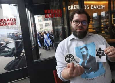 המאפייה הפכה לחזית המאבק: מאות תומכים נהרו למאפיית לחמים הישראלית בניו יורק