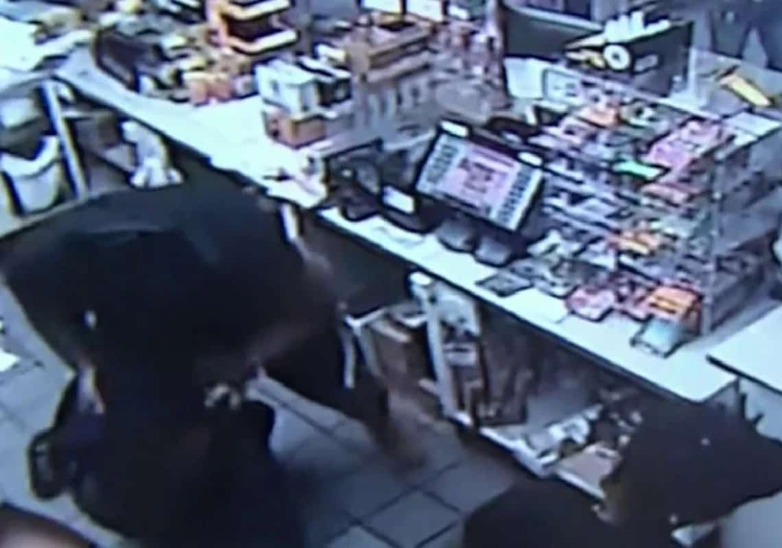 ויכוח אלים בתחנת דלק בפלורידה: עובד הותקף ע"י שלושה גברים ואישה