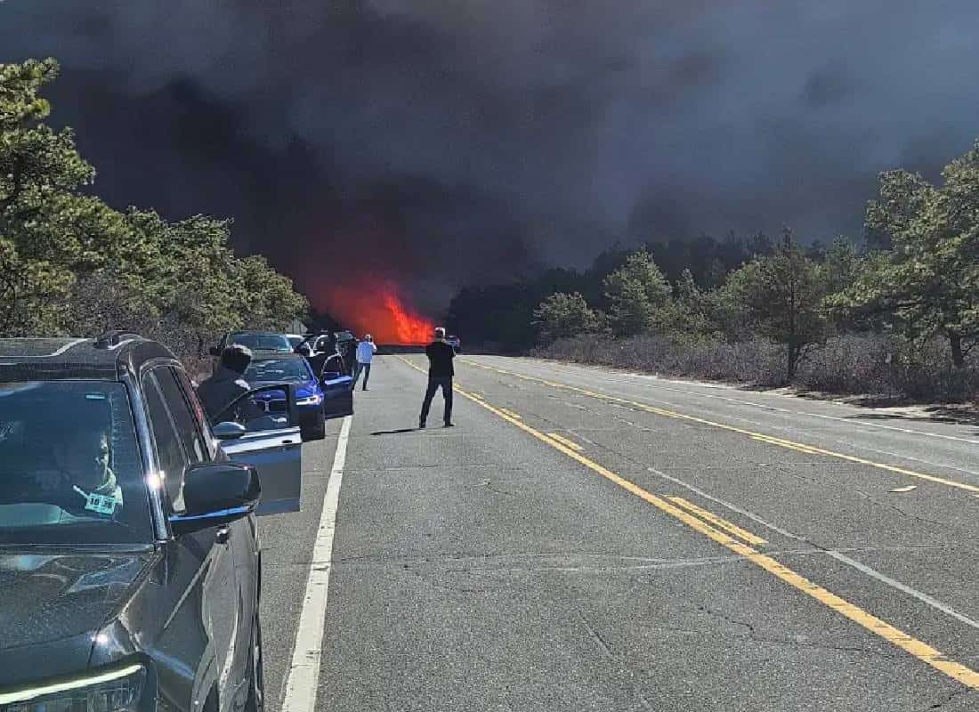 "כמו פצצה גרעינית": שריפות ענק משתוללות בלונג איילנד