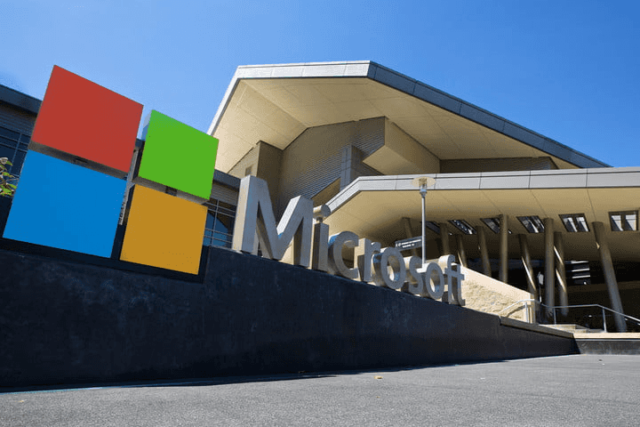 החלונות הגבוהים: בכיר ב-WINDOWS עוזב את מיקרוסופט, שהודיעה על ארגון מחדש בחברה